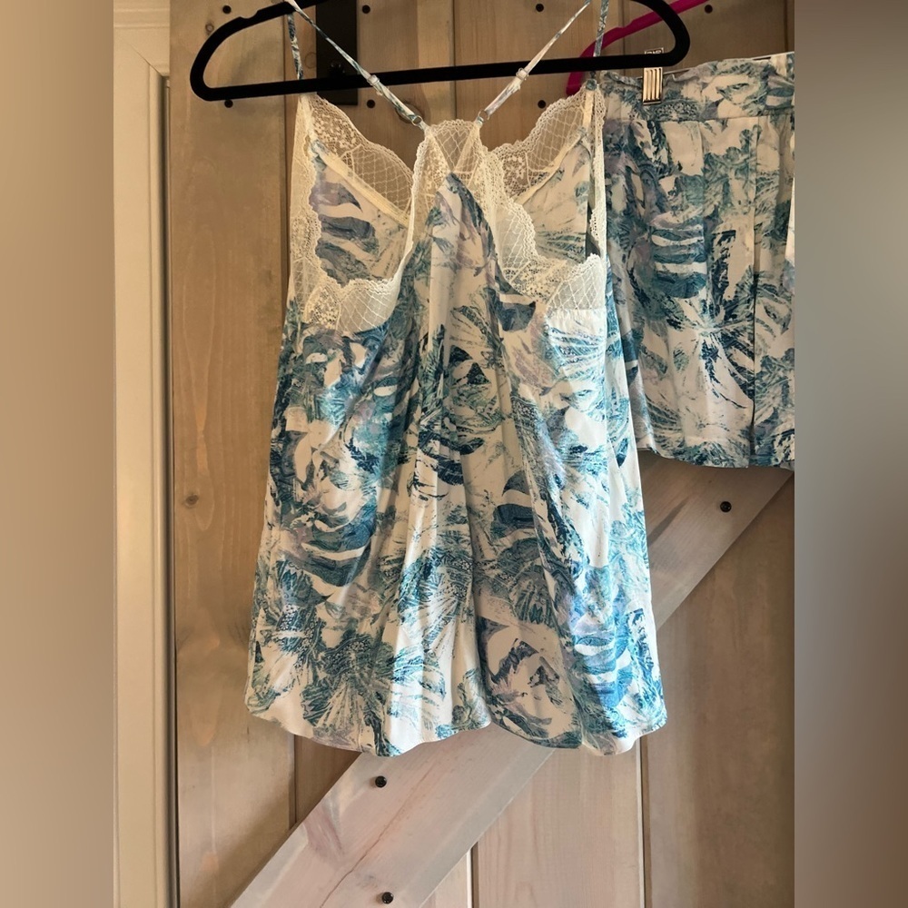 LIKE NEW Hem & Thread Camisole and Short Set - Picture 4 of 11